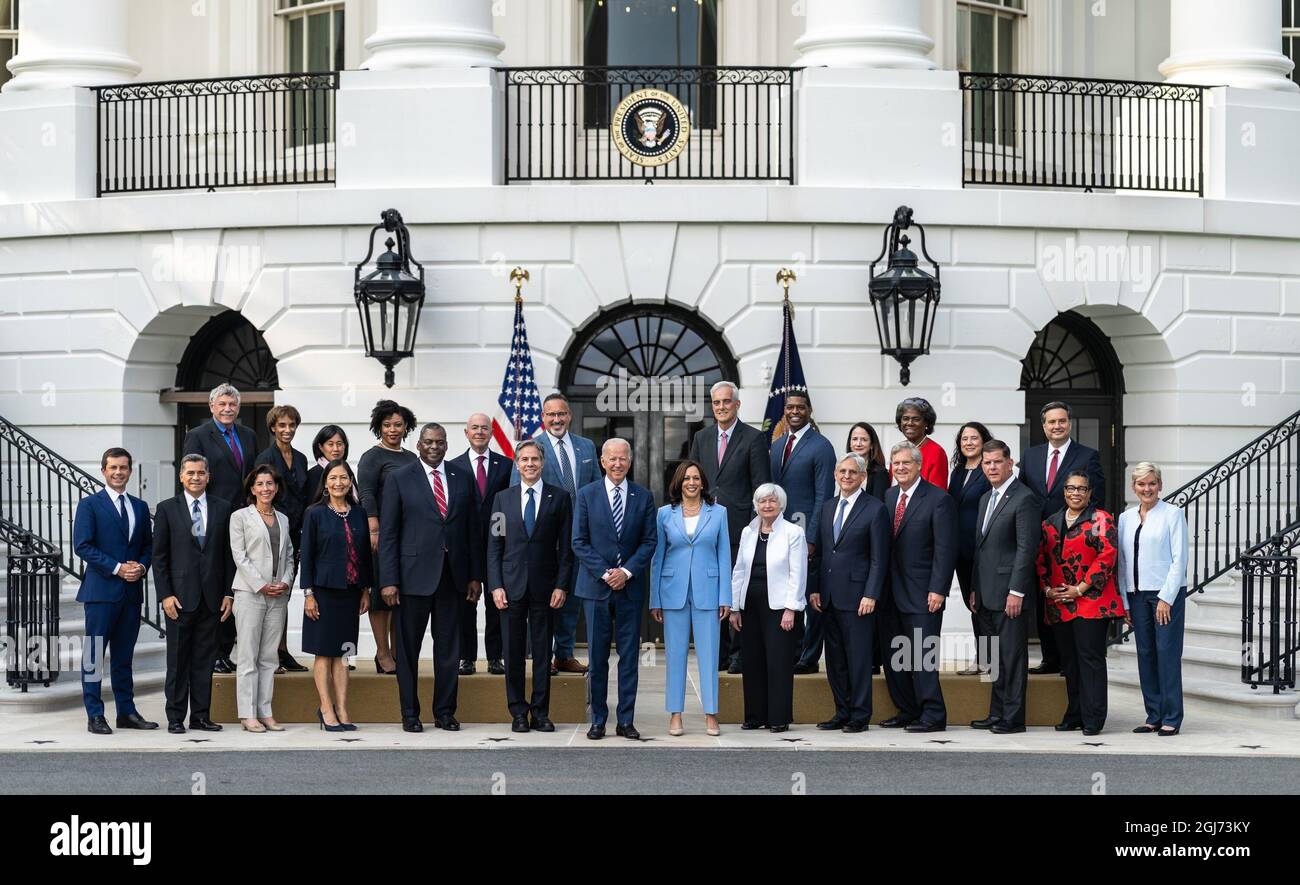 ÉTATS-UNIS. 20 juillet 2021. Le président Joe Biden et le vice-président Kamala Harris prennent une photo de groupe avec les membres du Cabinet le mardi 20 juillet 2021, sur le Portique sud de la Maison Blanche. (Photo officielle de la Maison Blanche par Adam Schultz via Credit: SIPA USA/Alay Live News Banque D'Images
