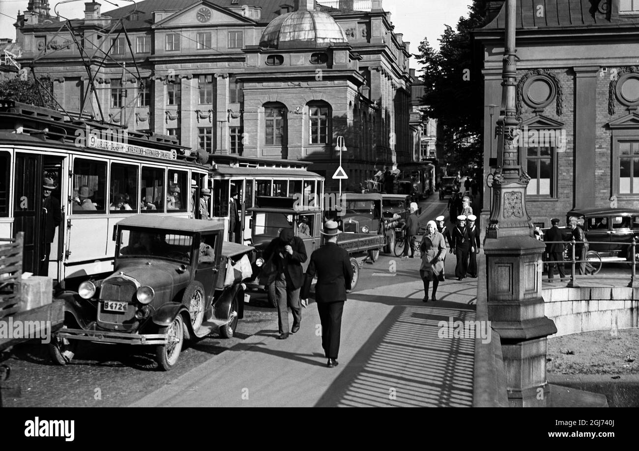 Trafic, tramways et voitures à Riddarhusgrand dans la vieille ville de Stockholm. Banque D'Images