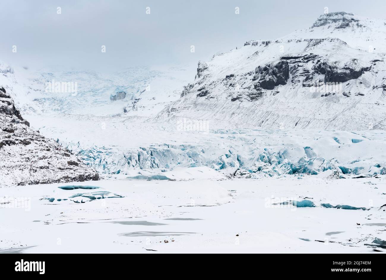 Glacier Svinafellsjokull dans le parc national de Vatnajokull en hiver. Front de glacier et lac glaciaire gelé, Islande. Banque D'Images