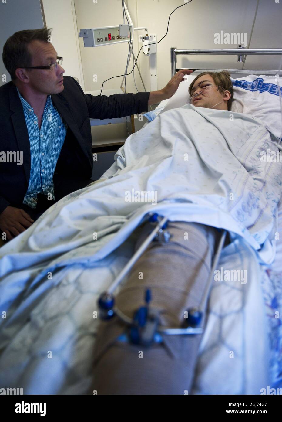 TERJE Jensen, 2011 à 07-25 19 ans, À STOCKHOLM, parle à son père, M. Skjalg Jensen, dans sa chambre à l'hôpital universitaire d'Oslo, en Norvège, le 25 juillet 2011. Terje est tombé 15 mètres d'une falaise en fuyant du meurtrier Anders Behring Breivik à l'île d'Utoya Foto: Sara Strandlund / XP / SCANPIX / Kod 8000 ** OUT AFTONBLADET ** Banque D'Images