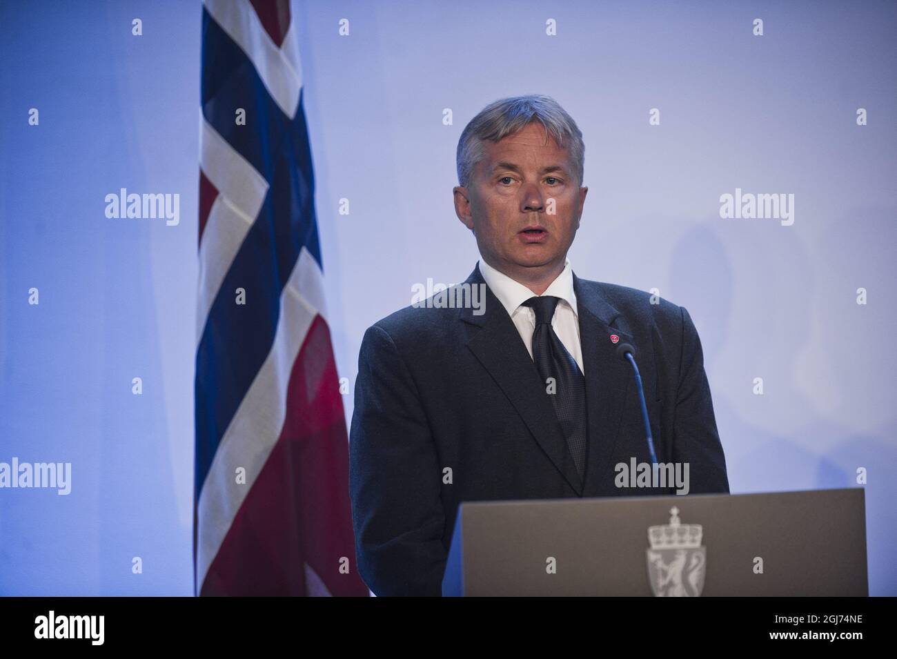 Oslo 20110723. Le ministre norvégien de la Justice, Knut Storberget, prend la parole lors d'une conférence de presse à Oslo le 23 juillet 2011, un jour après les attaques contre un camp de jeunes et le quartier général du gouvernement ont tué au moins 91 personnes alloghetger. Un homme armé vêtu d'un uniforme de police a ouvert le feu sur les jeunes qui fréquentaient le camp de l'île d'Utoeya. Banque D'Images