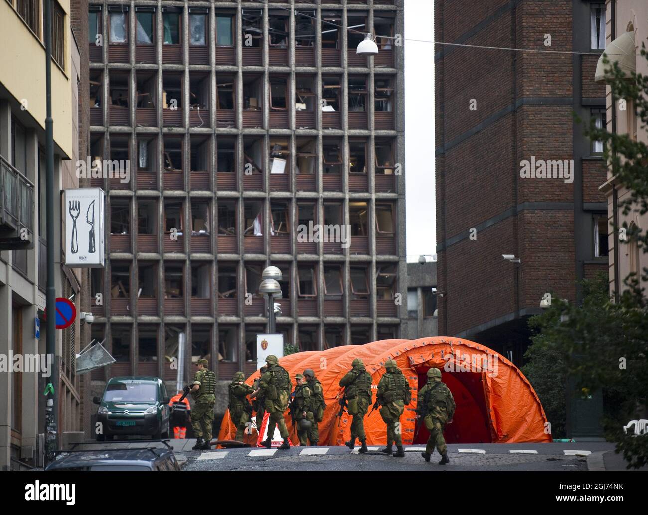 OSLO 20110723 soldats norvégiens lourdement armés patrouillent à l'extérieur des bureaux gouvernementaux bombardés d'Oslo, Norvège, 23 juillet 2011. Un Norvégien a été inculpé le 23 juillet pour avoir effectué des attaques jumelles qui ont fait au moins 91 morts le 22 juillet, a déclaré la police. FOTO björn Larsson Rosvall / SCANPIX / Kod 9200 Banque D'Images
