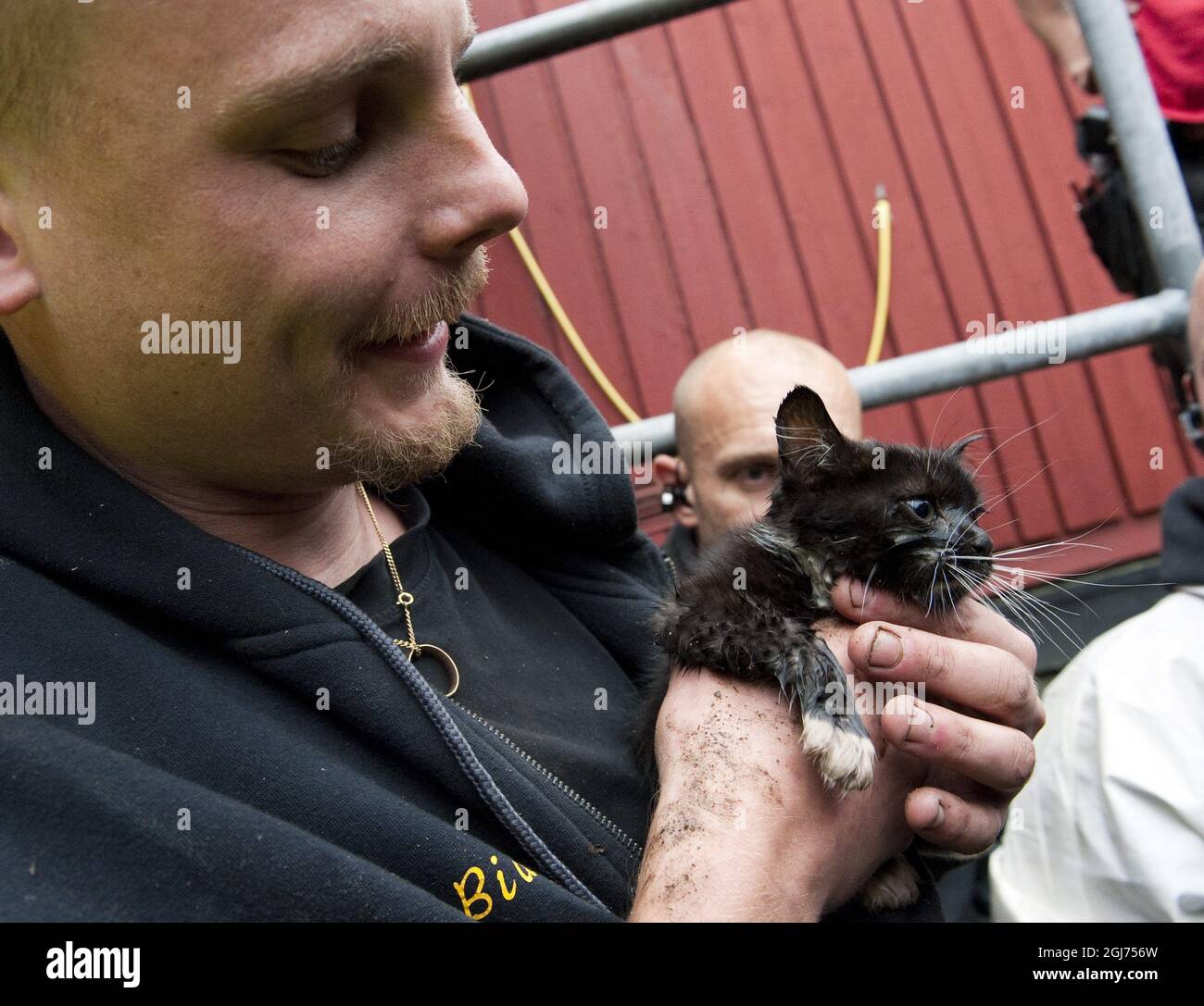 Ga Teborg 11 09 Christoffer Blidestedt Sauveteur De Chat Le Chat A Ete Coince Dans Un Tuyau Souterrain Pendant 24 Heures A Goteborg Plummers A Travaille Le Quart De Nuit Pour Essayer D Attirer Le