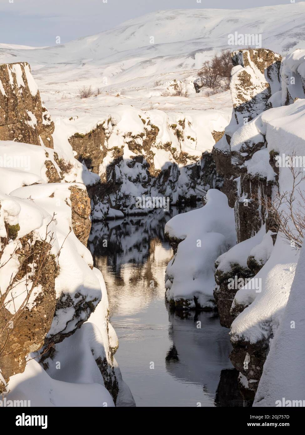Gorge de Flosagja. Islande, parc national de Thingvellir, site classé au patrimoine mondial de l'UNESCO, recouvert de neige fraîche en hiver. Banque D'Images