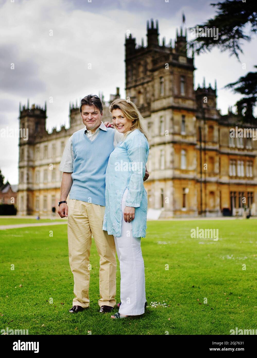 Highclere 11 05 31 Photo Seigneur Et Dame Carnarvon Devant Leur Maison Chateau De Highclere Dans Les Coulisses De L Abbaye De Downton Tournage De La Celebre Serie Televisee Au Chateau De Highclere Dans Le Highclere 11 05 31 Photo Seigneur Et Dame Carnarvon Devant Leur Maison Chateau De Highclere Dans Les Coulisses De L Abbaye De Downton Tournage De La Celebre Serie Televisee Au Chateau De Highclere Dans Le