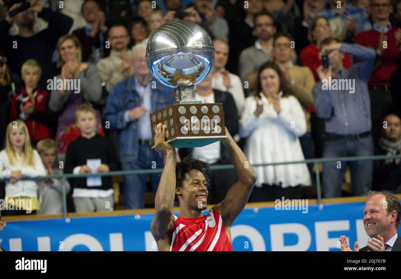 STOCKHOLM 20111023 Gael Monfils de France célèbre avec le trophée après avoir remporté contre Jarkko Nieminien de Finlande lors du match final du tournoi de tennis ATP Stockholm Open à Stockholm, en Suède, le 23 octobre 2011. Photo: Fredrik Sandberg / SCANPIX / code 10080 Banque D'Images