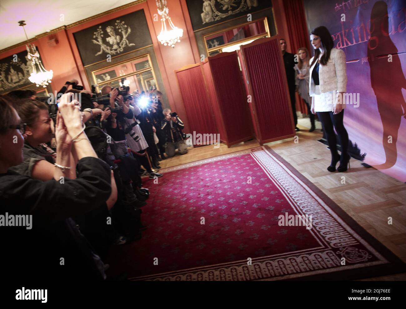 Les stars du crépuscule Ashley Greene et Robert Pattinson posent pour des caméras lors d'une réunion de presse à Stockholm, en Suède, le 28 octobre 2011. Les acteurs où en Suède promouvoir le nouveau film Twilight saga: Breaking Dawn' Foto Fredrik Persson / SCANPIX Kod 75906 Banque D'Images