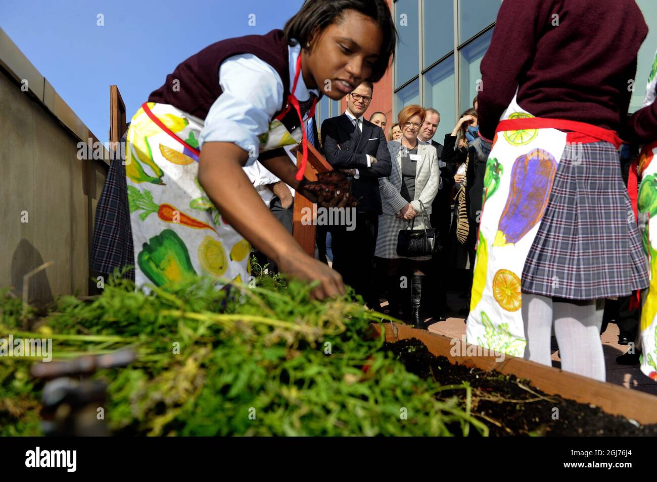 NEW YORK 20111101 le Prince Daniel de Suède visite les écoles de Charte de la zone de Harlem Children's - Promise Academy à New York. La Harlem Children’s zone est un organisme à but non lucratif qui offre des programmes de santé et de développement communautaire aux enfants défavorisés de Harlem. Ici le prince Daniel est montré les cultures de racines des enfants sur la terrasse. Photo: Jessica Gow / SCANPIX / code 10070 Banque D'Images