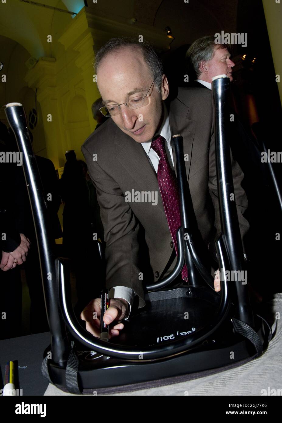 STOCKHOLM 2011-12-06S le lauréat du prix Nobel de physique, Saul Perlmutter, écrit sa signature sur une chaise au Musée Nobel de Stockholm, Suède, décembre 6 2011, lorsque les lauréats du prix Nobel de cette année se sont réunis pour la signature traditionnelle des chaises. Foto Jonas Ekstromer / SCANPIX Kod 10030 Banque D'Images