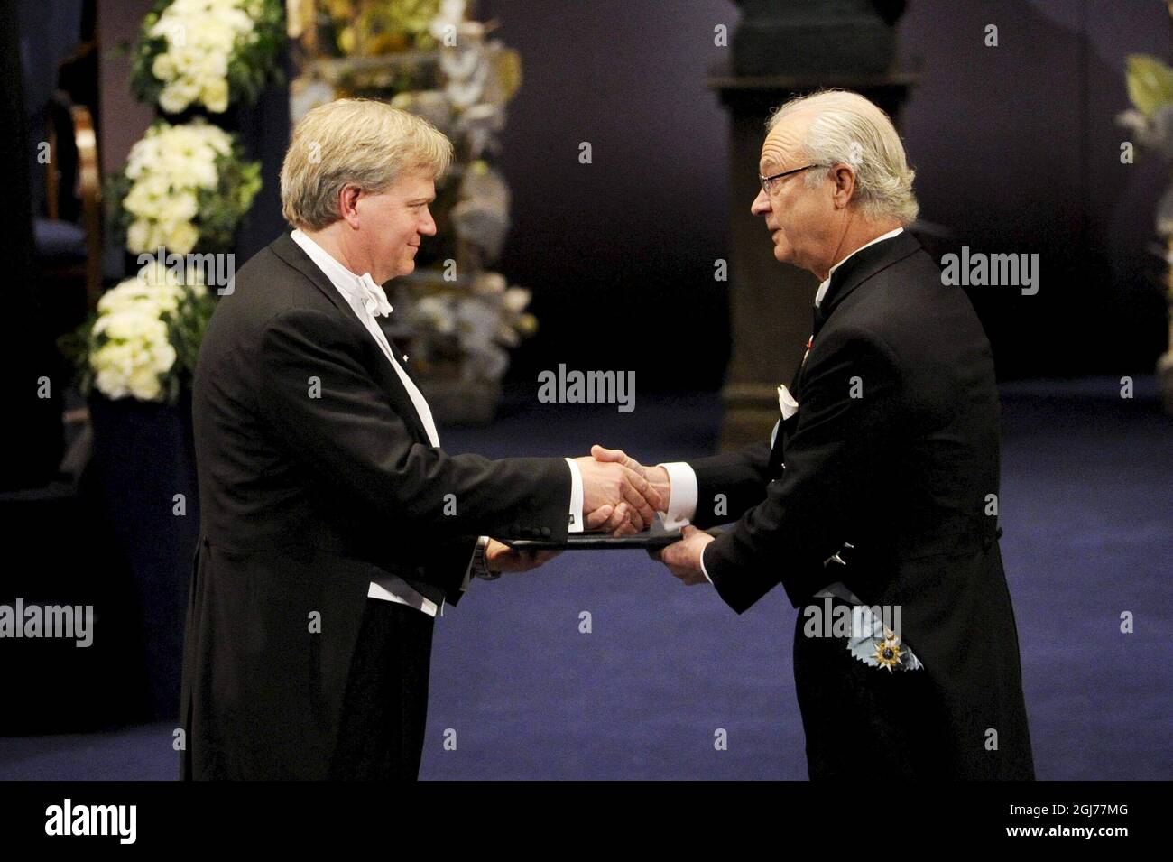 STOCKHOLM 2011-12-10 le professeur Brian P. Schmidt, de l'Université nationale australienne de Weston Creek (Australie), reçoit le prix Nobel de physique 2011 du roi Carl Gustaf de Suède lors de la cérémonie de remise du prix Nobel dans la salle de concert de Stockholm Suède, le 10 décembre 2011. Le professeur Schmid a reçu le prix pour la découverte de l'expansion accélérée de l'Univers par des observations de supernovae lointain Foto: Anders Wiklund / SCANPIX Kod 10040 Banque D'Images