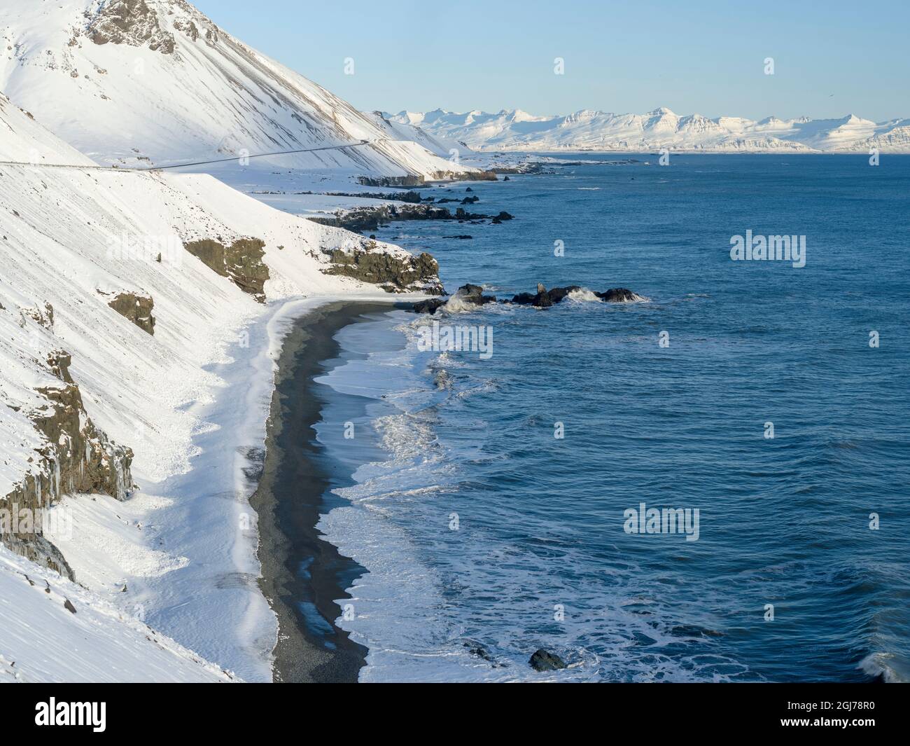 Laekjavik, côte près de Lon en hiver. Paysage dans les fjords de l'est de l'Islande entre Hofn et Djupivogur. Islande. Banque D'Images