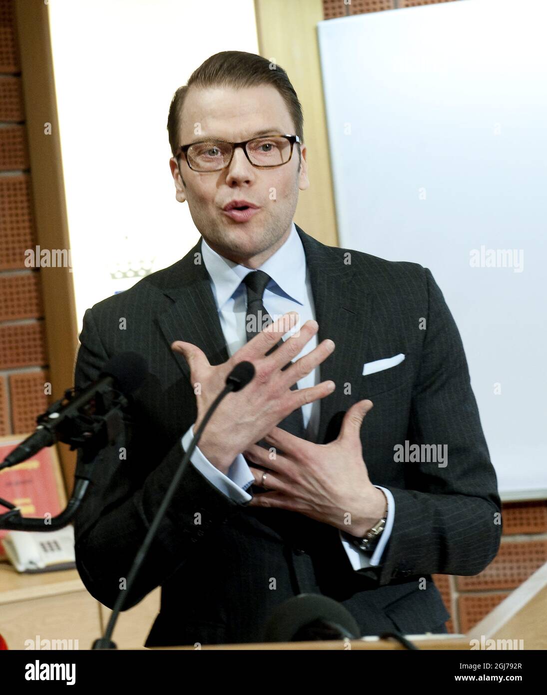 STOCKHOLM 20120223 On voit le prince Daniel annoncer que la princesse Victoria a donné naissance à une princesse à l'hôpital Karolinska de Stockholm, en Suède, le 23 février 2012. Foto Jonas Ekstromer / SCANPIX Kod 10030 Banque D'Images