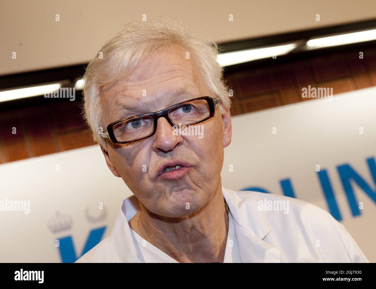 STOCKHOLM 20120223 obstétricien Lennart Nordström pendant le presser où le prince Daniel a annoncé que la princesse de la Couronne Victoria a donné naissance à une princesse à l'hôpital Karolinska de Stockholm, Suède, le 23 février 2012. Foto Jonas Ekstromer / SCANPIX Kod 10030 Banque D'Images