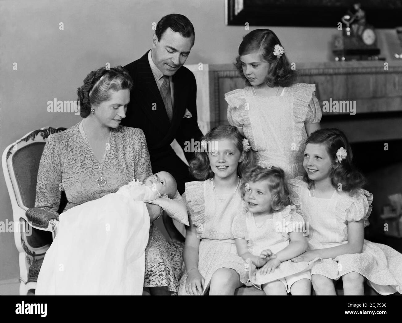 ARKIV. Prinsessan Sibylla med nyfödda pnns Carl Gustaf i knÃ¤t tillsammmans med Kronprins Gustaf Adolf och prinessorna Margaretha, DesirÃ e, Birgitta och Christina i Haga i samband med prinsens dop. La princesse Sibylla avec le nouveau-né Carl Gustaf och son mari wonnprince Gustaf Adolf och leurs filles Margarethja, Desiree, Birgitta och Christina. Foto:Scanpix Historique/ Kod:1901 Scanpix SUÈDE Banque D'Images