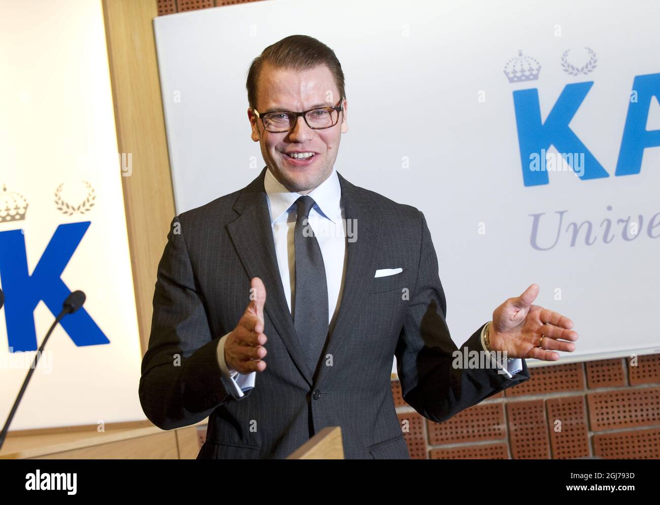 STOCKHOLM 20120223 le prince Daniel est vu annoncer que la princesse Victoria a donné naissance à une princesse à l'hôpital Karolinska de Stockholm, Suède, le 23 février 2012. Foto Jonas Ekstromer / SCANPIX Kod 10030 Banque D'Images