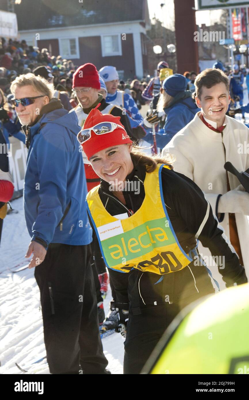 MORA 20120304 Pippa Middleton est vu atteindre la ligne d'arrivée à Mora, en Suède, après avoir participé à la course de ski de fond de 90 km Vasaloppet, qui s'étend entre Salen et Mora en Suède, le dimanche 4 mars 2012. Foto Ulf Palm / code SCANPIX 9110 Banque D'Images