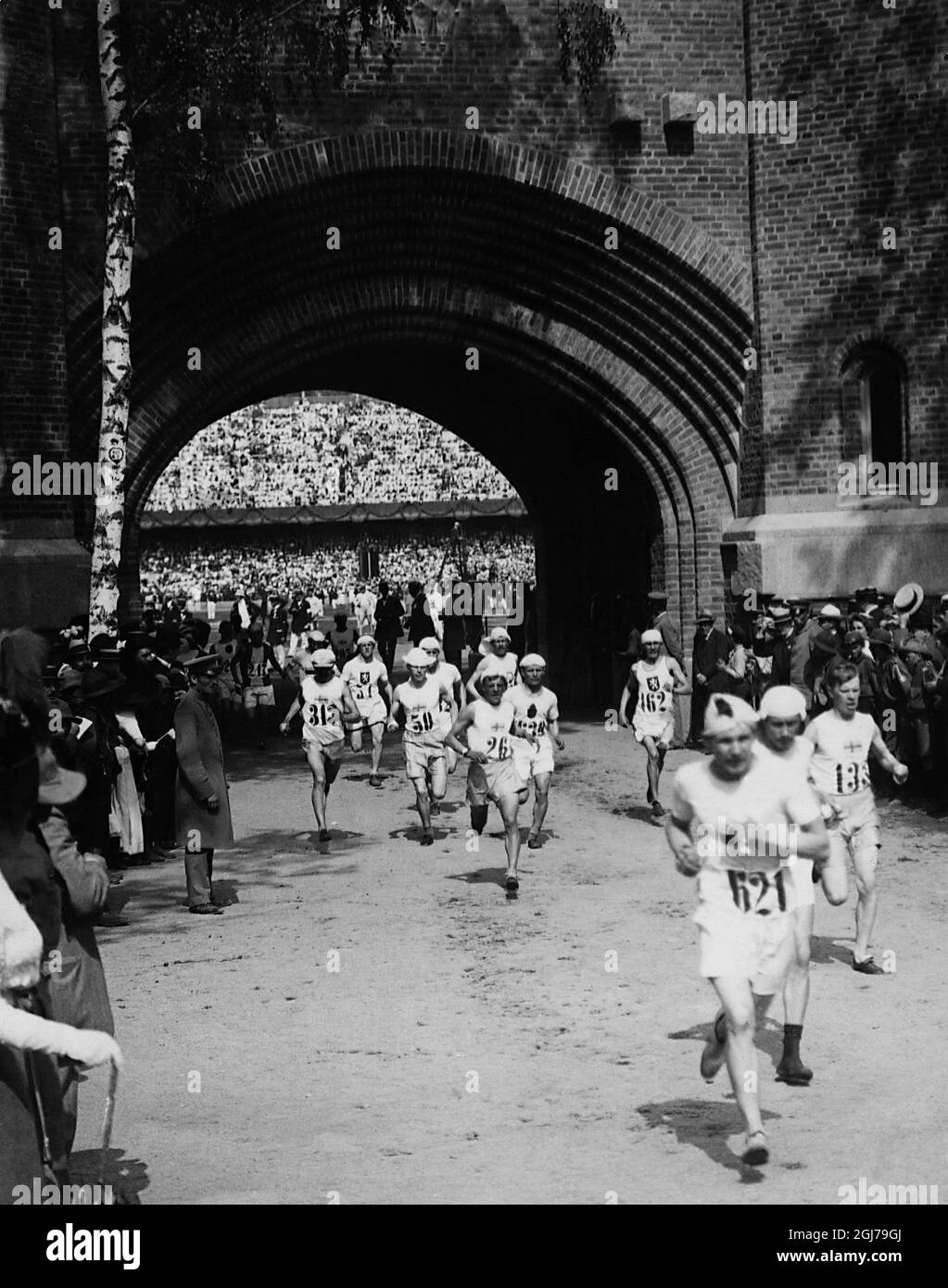 DOSSIER 1912 les coureurs du marathon quittent le stade de Stockholm