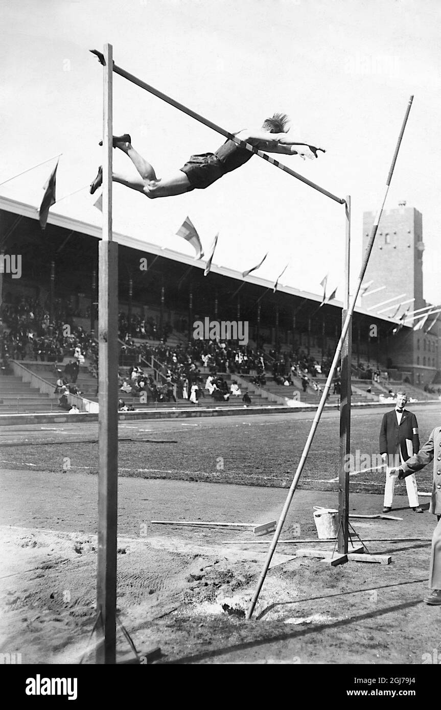 FICHIER 1912 Pole Vault aux Jeux Olympiques de Stockholm 1912. Thorpe a remporté à la fois le pentathlon et le décathlon. Foto:Scanpix Historique/ Kod:1900 Scanpix SUÈDE Banque D'Images