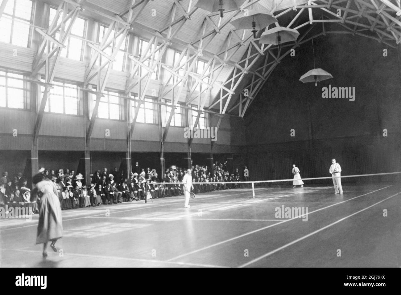 DOSSIER 1912 finale en intérieur double mixte en tennis aux jeux olympiques de Stockholm 1912. Edith Hannam et Charles Dixon ont remporté la médaille d'or et Helen Aitchison et Herbert Barrett, également d'Angleterre, ont reçu la médaille d'argent. Foto:Scanpix Historique/ Kod:1900 Scanpix SUÈDE Banque D'Images