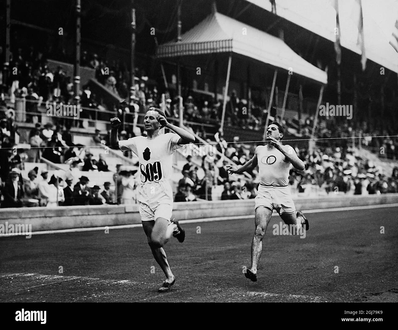 DOSSIER 1912 Hannes Kolehmainen, Finlande remporte les 5000 mètres aux Jeux Olympiques de Stockholm 1912 juste avant le Français Jean Bouin. Foto:Scanpix Historique/ Kod:1900 Scanpix SUÈDE Banque D'Images