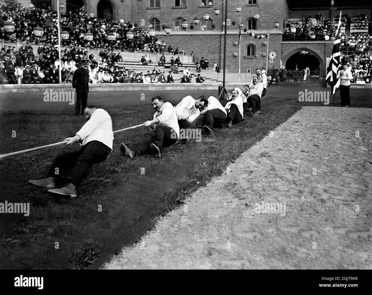 DOSSIER 1912 des policiers anglais ont été décapités par l'équipe suédoise en remorqueur de guerre aux jeux olympiques de Stockholm en 1912. Seulement deux équipes participantes : l'Angleterre et la Suède. La Suède a gagné l'or. L'équipe était composée d'hommes de police de Stockholm et Göteborg, complétés par un pêcheur de Sandhamn. L'équipe anglaise était composée d'hommes de police de Londres. Foto:Scanpix Historique/ Kod:1900 Scanpix SUÈDE Banque D'Images