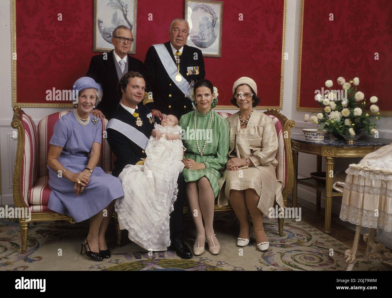 DOSSIER 1977-09-27 photo officielle de la princesse Victoria le jour de son baptême. Photo de famille le roi Carl Gustaf et la reine Silvia avec leur fille née la princesse Victoria au milieu, la princesse Lilian à gauche et la mère de la reine Alice Sommerlath à droite, Au-dessus de Valther Sommerlath et Prince Bertil photographiés ensemble après la cérémonie de baptême qui a eu lieu dans l'église du Château le 27 sepetember Foto Clas-Göran Carlsson / SCANPIX code 217 Banque D'Images