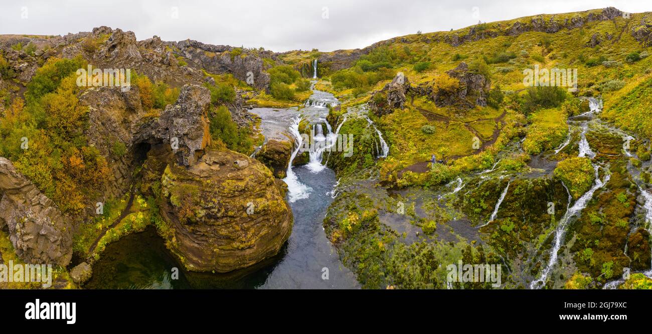 Europe, Islande. Vue panoramique aérienne des cascades de Gjain dans une vallée paisible et pittoresque des montagnes du sud. Banque D'Images