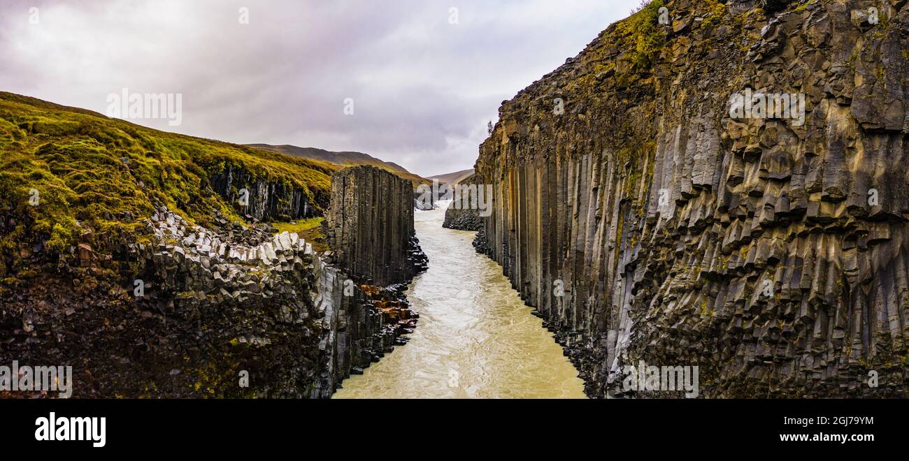 Europe, Islande. Vue panoramique aérienne des colonnes de basalte qui bordent le canyon de la rivière Studlagil dans le centre de l'Islande. Banque D'Images