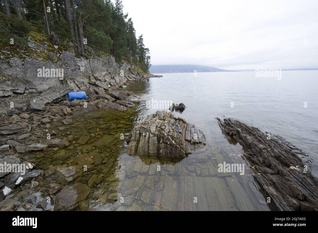 OSLO 20120415 Une plage à Utoeya dans le Tyrifjorden nord-ouest d'Oslo Dimanche, où 14 jeunes ont été tués par Anders Behring Breivik dans un camp d'été du Parti travailliste au pouvoir sur l'île d'Utoeya juillet 22 2011. Au total, 69 jeunes ont été tués par Breivik sur l'île. Le procès de Breivik commence lundi à Oslo. Photo: Fredrik Sandberg / SCANPIX / Kod 10080 Banque D'Images OSLO 20120415 Une plage à Utoeya dans le Tyrifjorden nord-ouest d'Oslo Dimanche, où 14 jeunes ont été tués par Anders Behring Breivik dans un camp d'été du Parti travailliste au pouvoir sur l'île d'Utoeya juillet 22 2011. Au total, 69 jeunes ont été tués par Breivik sur l'île. Le procès de Breivik commence lundi à Oslo. Photo: Fredrik Sandberg / SCANPIX / Kod 10080 Banque D'Images