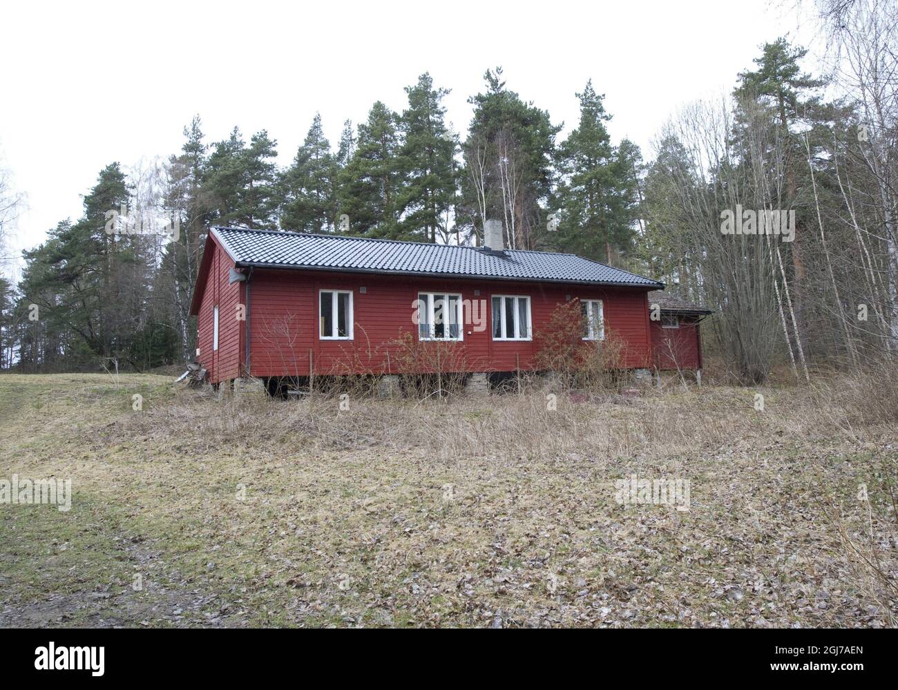 OSLO 20120415 Bâtiment scolaire à Utoeya dans le Tyrifjorden nord-ouest d'Oslo Dimanche, où 47 jeunes ont caché et survécu au massacre de 69 jeunes par Anders Behring Breivik dans un camp d'été du Parti travailliste au pouvoir sur l'île d'Utoeya juillet 22 2011. Le procès de Breivik commence lundi à Oslo. Photo: Fredrik Sandberg / SCANPIX / Kod 10080 Banque D'Images OSLO 20120415 Bâtiment scolaire à Utoeya dans le Tyrifjorden nord-ouest d'Oslo Dimanche, où 47 jeunes ont caché et survécu au massacre de 69 jeunes par Anders Behring Breivik dans un camp d'été du Parti travailliste au pouvoir sur l'île d'Utoeya juillet 22 2011. Le procès de Breivik commence lundi à Oslo. Photo: Fredrik Sandberg / SCANPIX / Kod 10080 Banque D'Images