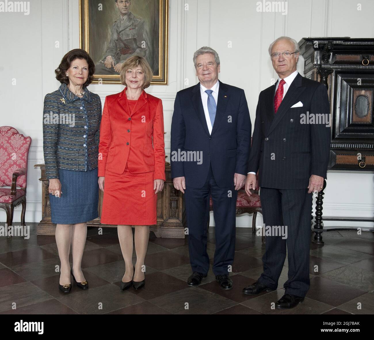 STOCKHOLM 2012-05-04 le Président de l'Allemagne Joachim Gauck et sa partenaire Daniela Schadt sont accueillis par le Roi Carl Gustaf et la Reine Silvia lors d'une cérémonie au Palais Royal de Stockholm, Suède, le 4 mai 2012. Le président allemand est en visite d'État en Suède. Foto Jonas Ekstromer / SCANPIX Kod 10030 Banque D'Images