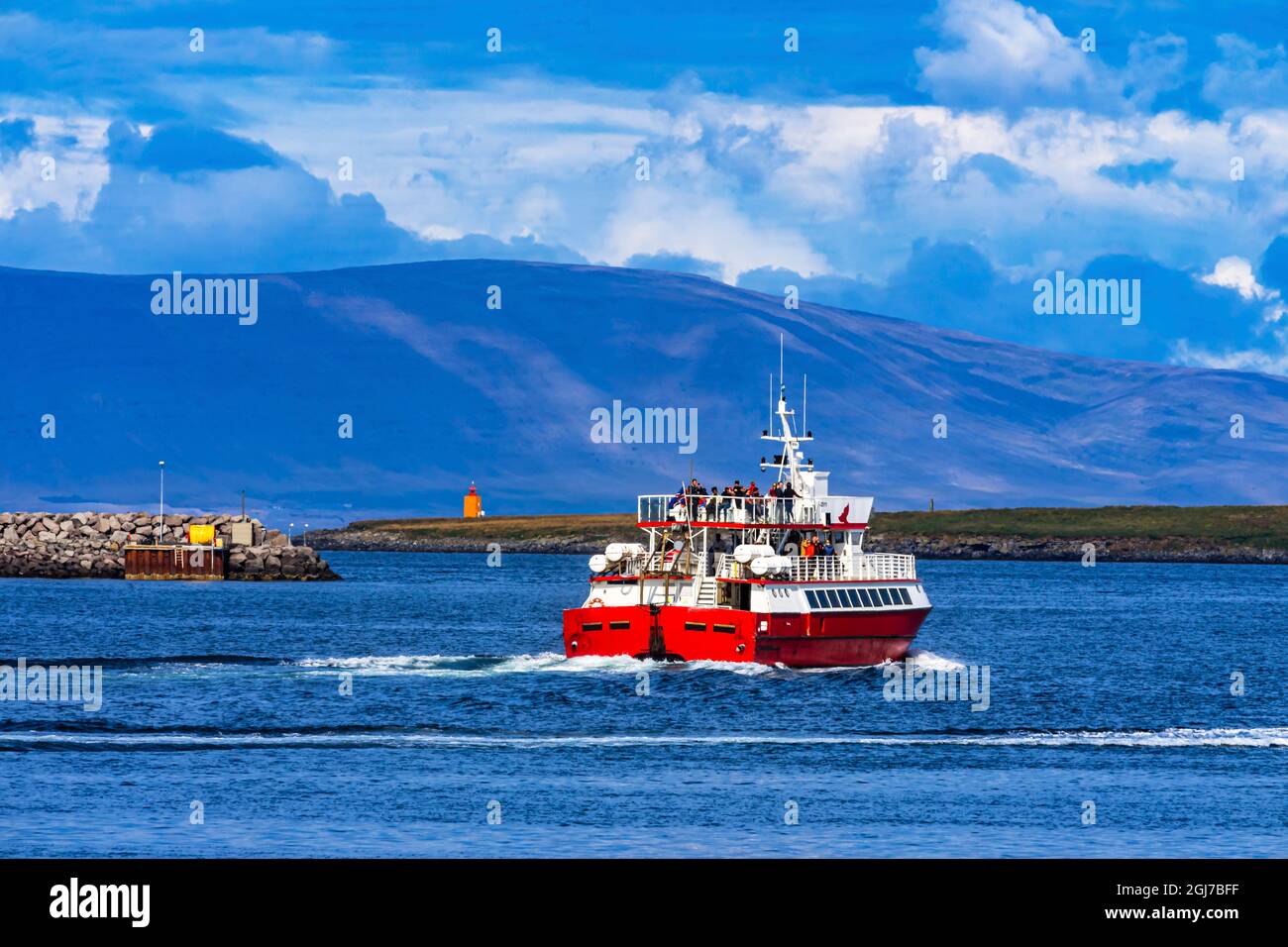 Observation des baleines rouges bateau touristes entrée du port Breakwater, Reykjavik, Islande. Banque D'Images