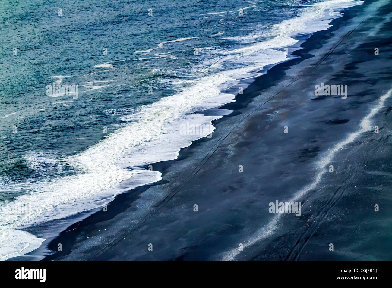 Plage de sable noir de Reynisfjara, South Shore, Islande. Le sable est obsidienne noire Banque D'Images