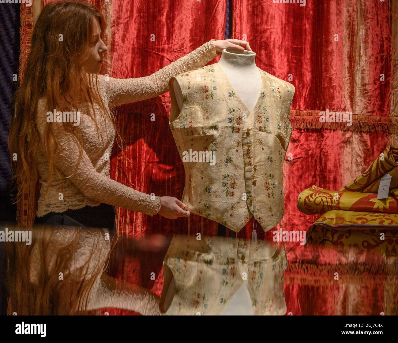 Bonhams, New Bond Street, Londres, Royaume-Uni. 9 septembre 2021. Vente d’une collection à vie par Lady Hamlyn, dont la passion pour les meubles et textiles rares et uniques en vernacular comprend des textiles gothiques, des sculptures de la Renaissance aux meubles du XVIIe siècle fabriqués sous le règne de Charles II La vente a lieu le 21 septembre. Image : gilet en soie crème à motif fleuri. La soie fin du XVIIIe siècle, peut-être anglais, £200-300. Crédit : Malcolm Park/Alay Live News. Banque D'Images