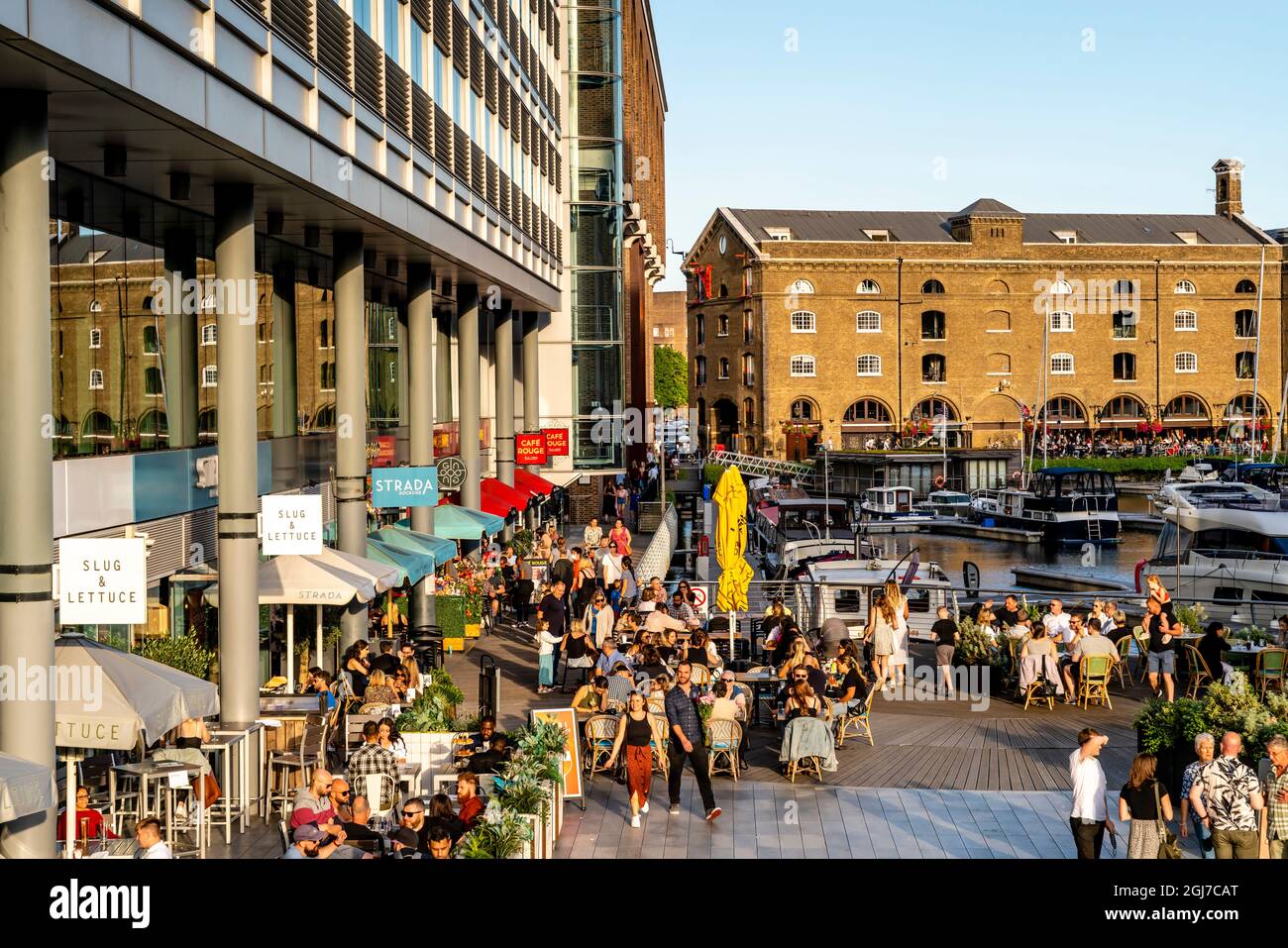 Les gens à l'extérieur en appréciant les bars et les restaurants autour de St Katharine Docks, Londres, Royaume-Uni. Banque D'Images