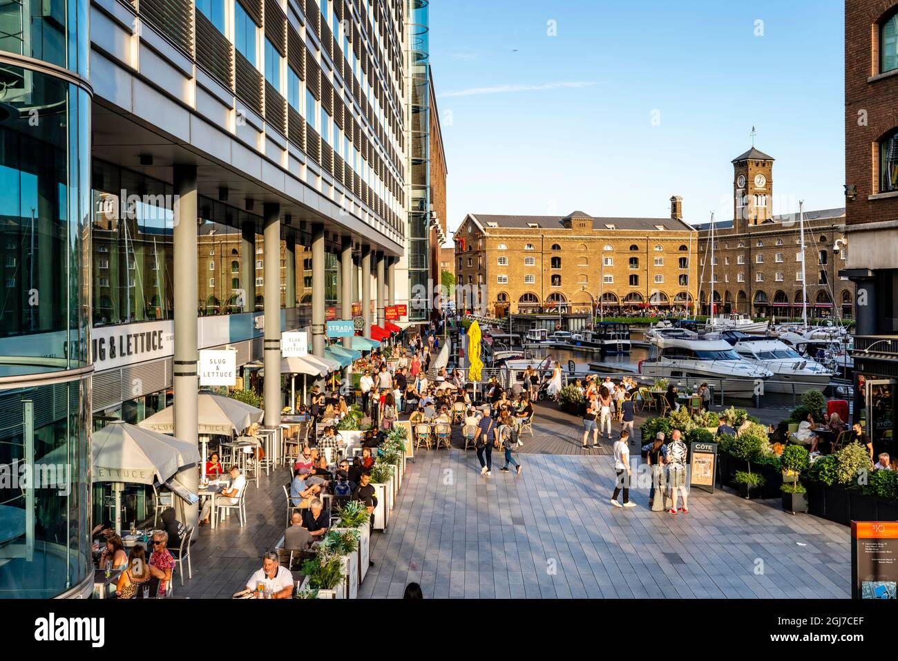 Les gens à l'extérieur en appréciant les bars et les restaurants autour de St Katharine Docks, Londres, Royaume-Uni. Banque D'Images