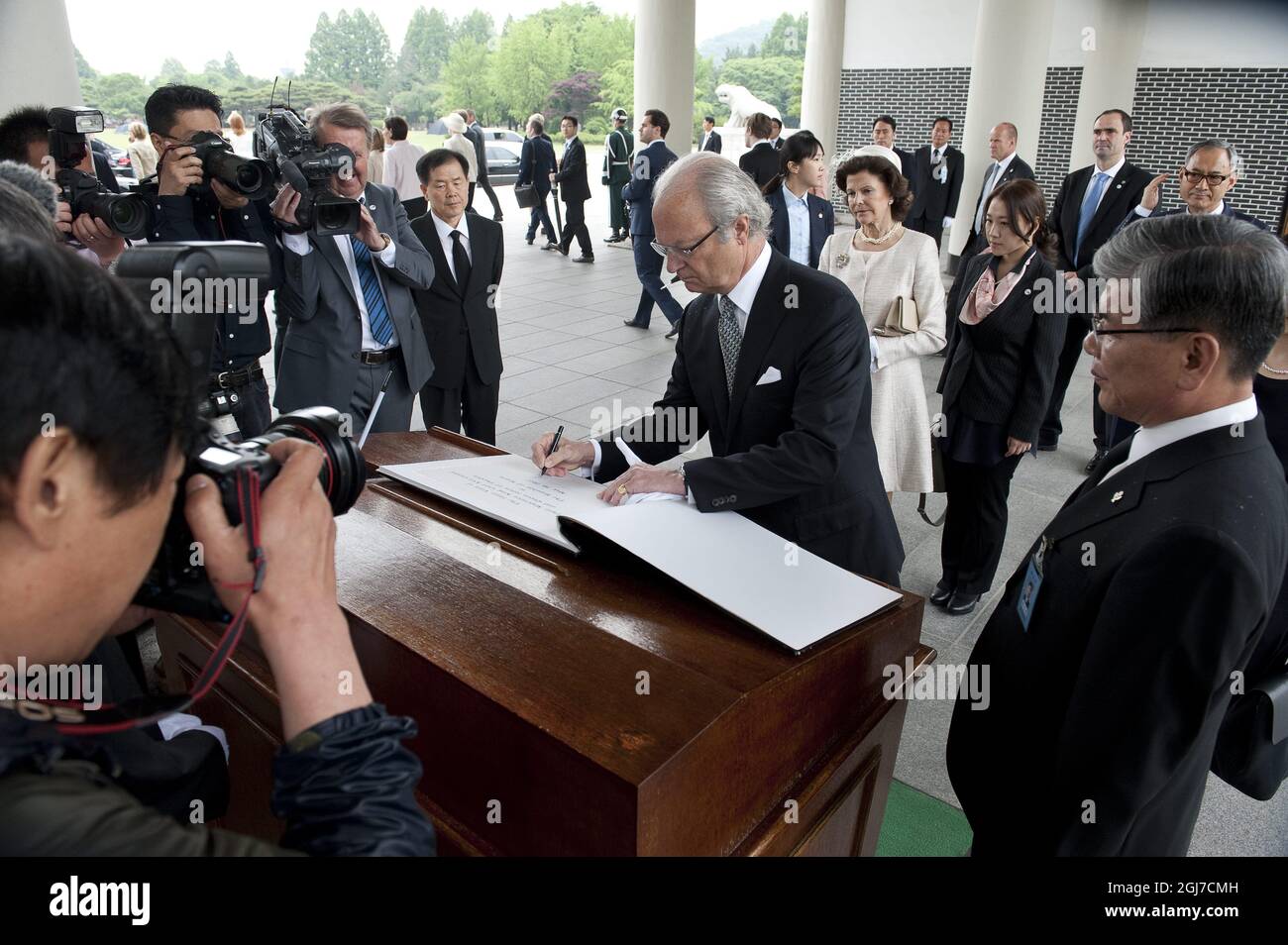 SÉOUL 20120530 le roi Carl Gustaf de Suède et la reine Silvia de Suède sont vus lors d'une visite au cimetière national de Séoul, Corée du Sud, le 30 mai 2012. Les Royals suédois font une visite d'État de quatre jours en Corée du Sud. Foto Jonas Ekstromer / SCANPIX Kod 10030 Banque D'Images