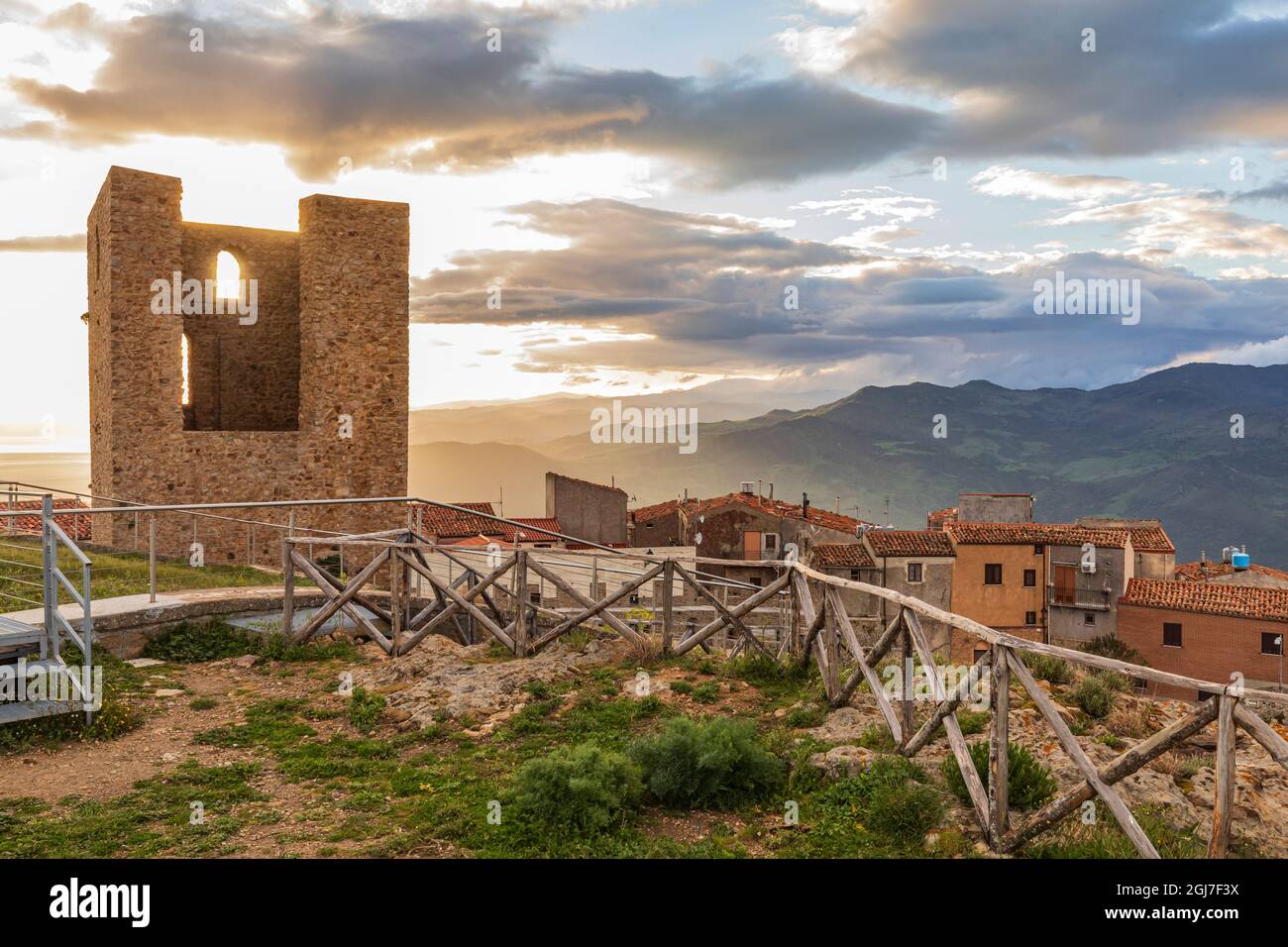 Italie, Sicile, Province De Palerme, Pollina. Ruines dans le parc naturel régional de Madonie, qui fait partie du réseau mondial géoparcs de l'UNESCO. Banque D'Images