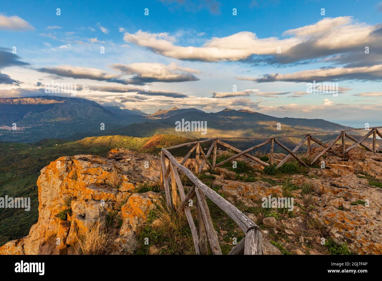 Italie, Sicile, Province De Palerme, Pollina. Vue sur la chaîne de montagnes de Madonie et le parc naturel régional de Madonie, qui fait partie du réseau mondial géoparcs de l'UNESCO Banque D'Images