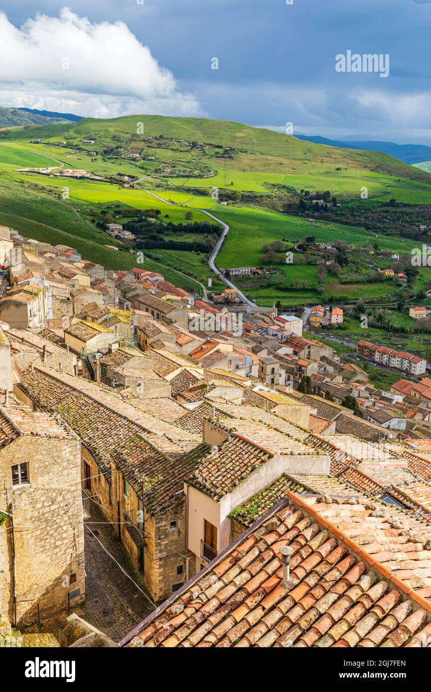 Italie, Sicile, Province De Palerme, Gangi. Vue sur la ville de Gangi dans les montagnes de la Sicile. Banque D'Images