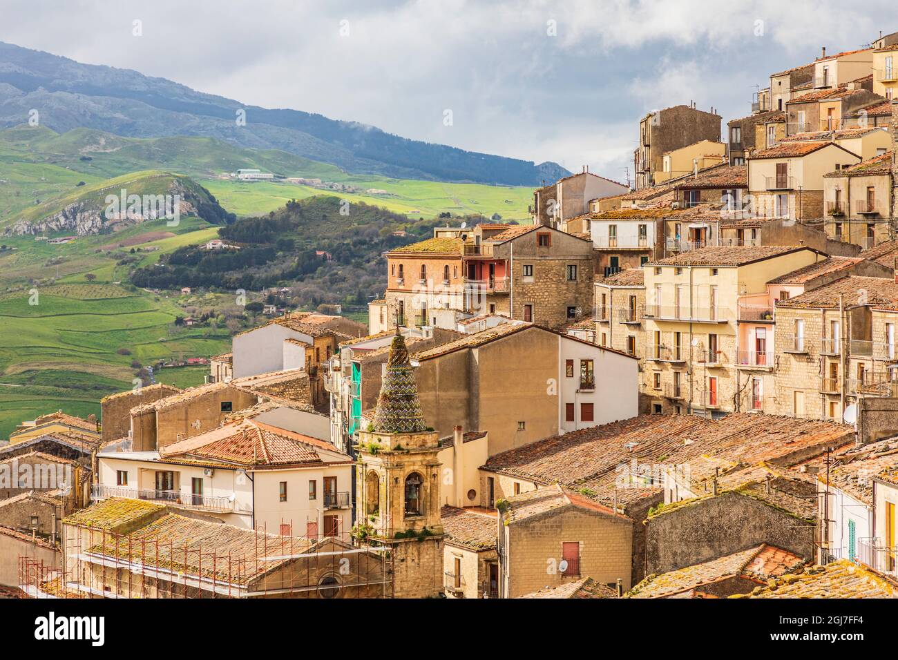Italie, Sicile, Province De Palerme, Gangi. Vue sur la ville de Gangi dans les montagnes de la Sicile. Banque D'Images
