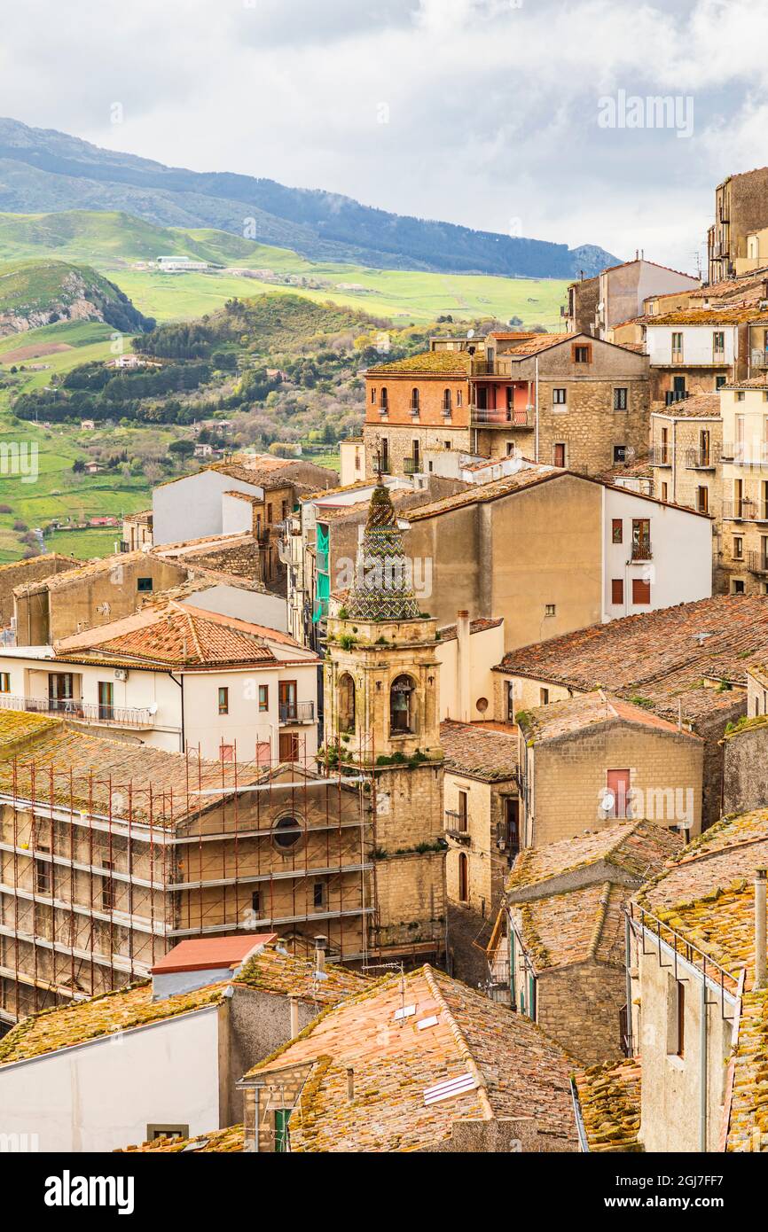 Italie, Sicile, Province De Palerme, Gangi. Vue sur la ville de Gangi dans les montagnes de la Sicile. Banque D'Images