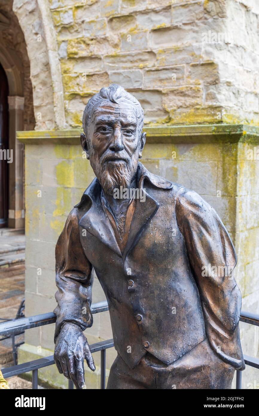 Italie, Sicile, province de Palerme, Gangi. 12 avril 2019. Statue de l'artiste Giuseppe Salerno, également connu sous le nom de Zoppo di Gangi, à Gangi. (Usage éditorial Banque D'Images