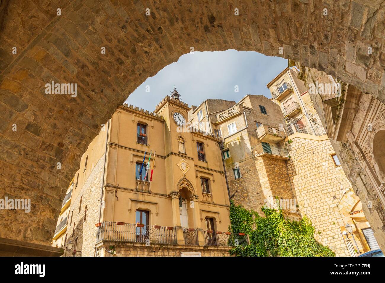 Italie, Sicile, Province De Palerme, Gangi. Bâtiments et tour d'horloge dans la ville sicilienne de Gangi. Banque D'Images