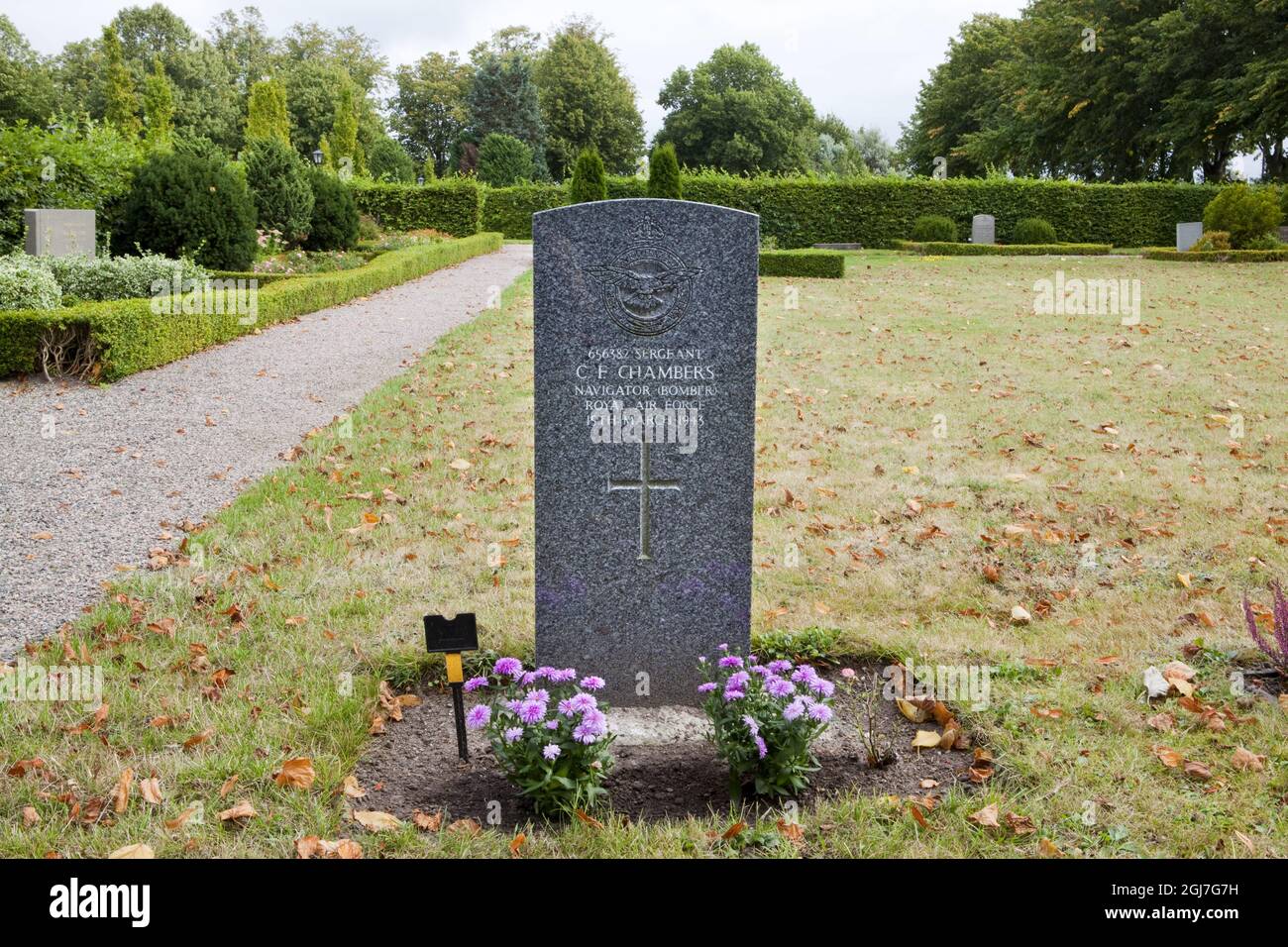 Fjelie 2012-09-04 la tombe du sergent Colin Fredrick Chambers de la RAF est vue au cimetière de Fjelie près de Trelleborg, Sud de la Suède, le 4 septembre 2012. Le sergent britannique était navigateur sur l'avion DT 620 de Halifax qui a été abattu au-dessus du Danemark le 14 mars 1943. L'équipage, dans lequel personne n'a survécu, avait déposé des armes au mouvement de résistance polonais. Le corps de Colin Fredrick Chambers où trouvé flottant près de Trelleborg. Il a été enterré avec tous les honneurs militaires au petit cimetière. Après 70 ans, quelqu'un inconnu s'occupe toujours de sa tombe. Foto:Drago Prvulovic / SCANPIX / Kod 70040 Banque D'Images