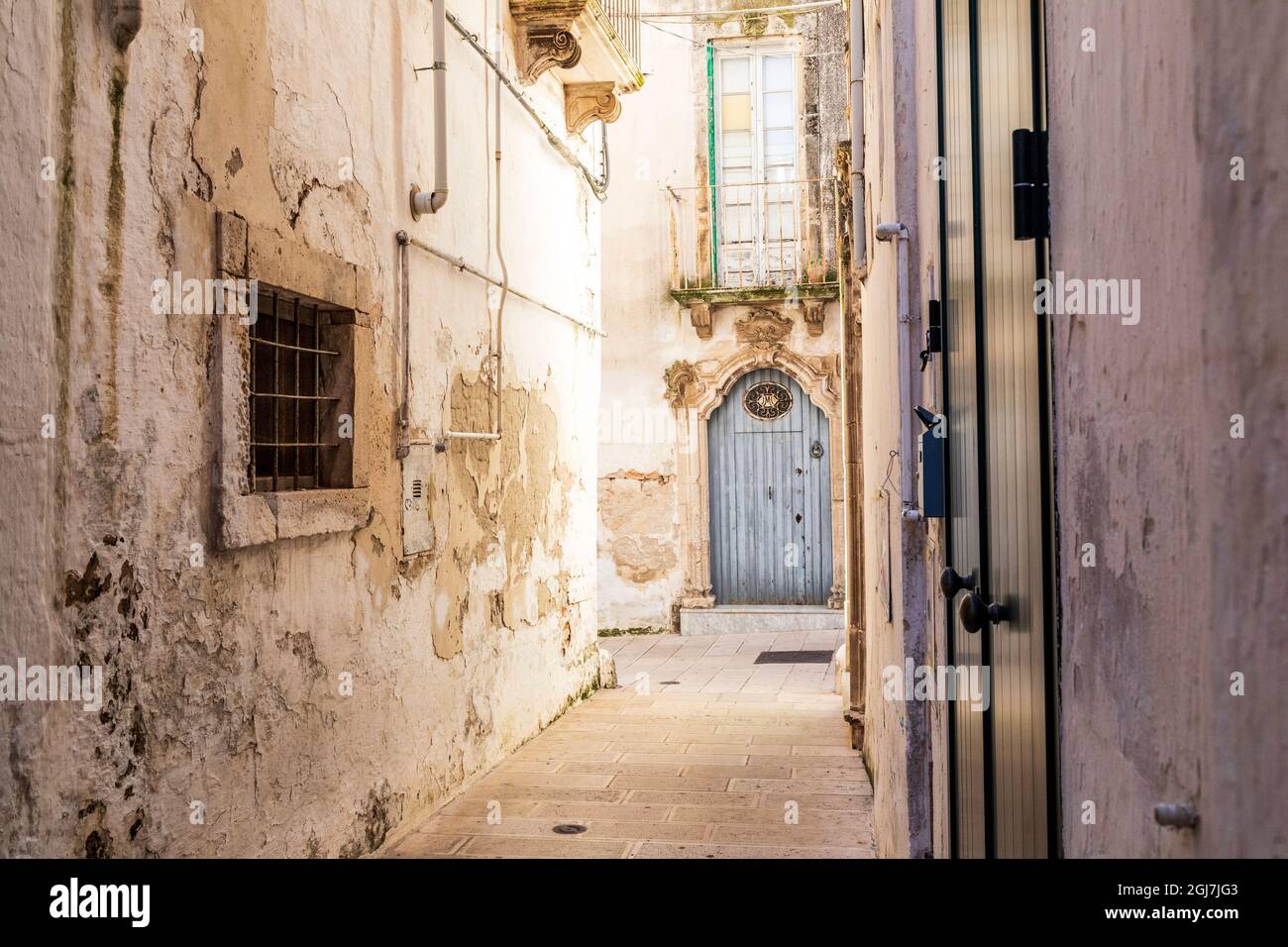 Italie, Pouilles, province de Taranto, Martina Franca. Rues et bâtiments étroits. Banque D'Images