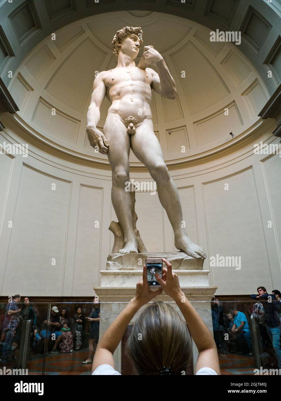 Italie, Florence. Les touristes visitent la statue de David de Michel-Ange au musée Galleria dell'Accademia. Galerie de l'Académie de Florence. Banque D'Images