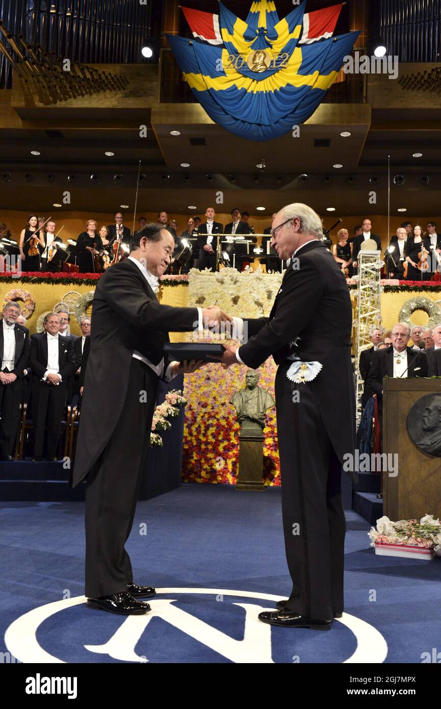 STOCKHOLM 20121210 Mo Yan de Chine reçoit le Prix Nobel de littérature 2012 du roi Carl Gustaf lors de la cérémonie du Prix Nobel dans la salle de concert de Stockholm Suède, le 10 décembre 2012. Foto: Jonas Ekström / SCANPIX Kod 10030 Banque D'Images