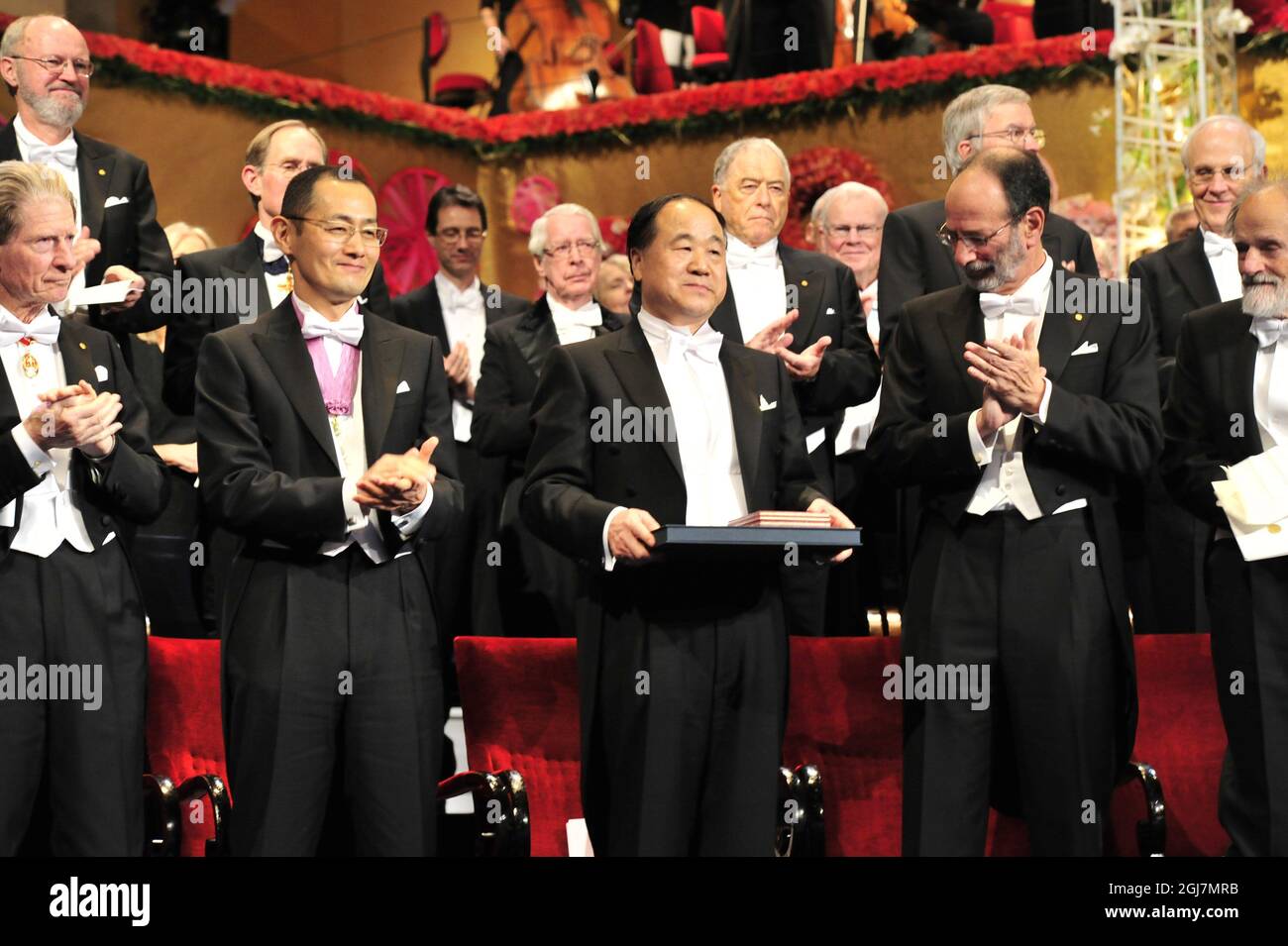 STOCKHOLM 20121210 Mo Yan de Chine (centre) reçoit le Prix Nobel de littérature 2012 lors de la cérémonie du Prix Nobel dans la salle de concert de Stockholm Suède, le 10 décembre 2012. A côté de lui de gauche John B. Gurdon, Shinya Yamanaka, Alvin E. Roth et Lloyd S. Shapley Foto: Jonas Ekrdmer / SCANPIX Kod 10030 Banque D'Images