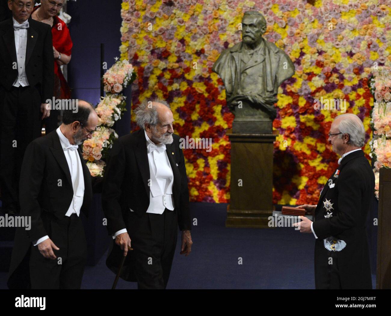 STOCKHOLM 20121210 Alvin E. Roth et Lloyd S Shapley, des États-Unis, reçoivent le Prix Sveriges Riksbank en sciences économiques en mémoire d'Alfred Nobel 2012 lors de la cérémonie du Prix Nobel dans la salle de concert de Stockholm Suède, le 10 décembre 2012. Photo Henrik Montgomery / SCANPIX Kod 10060 Banque D'Images